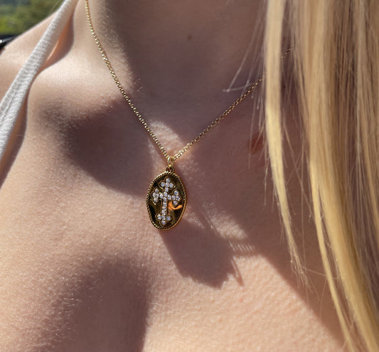 collier doré médaille ovale croix strass