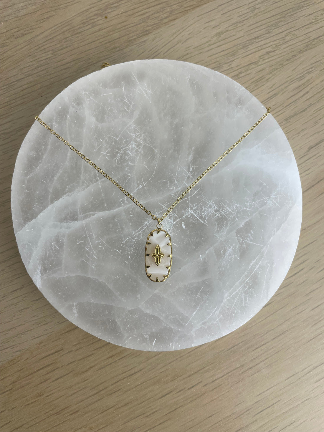 collier en acier inoxydable et pendentif médaille blanc croix