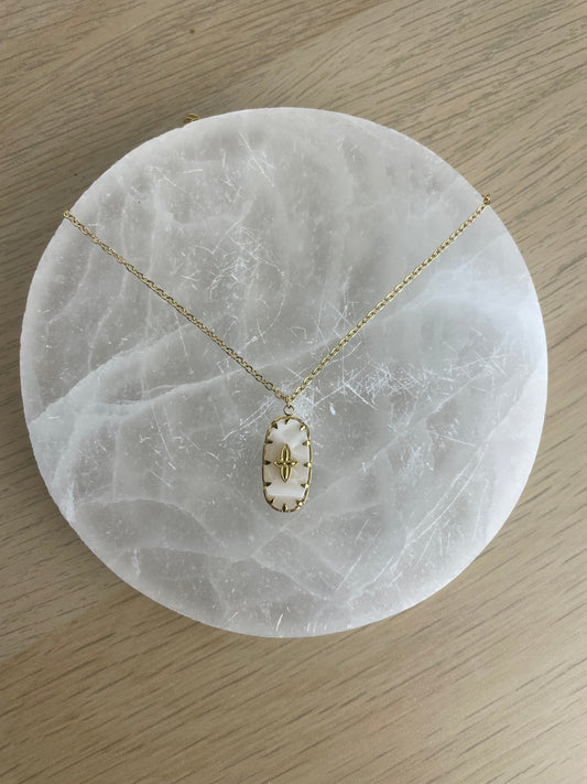 collier en acier inoxydable et pendentif médaille blanc croix
