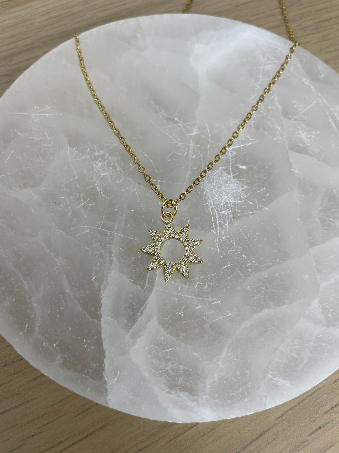 collier pendentif soleil ajouré à strass