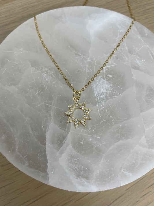 collier pendentif soleil ajouré à strass