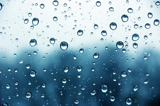 Gouttes d’eau illustrant la résistance à l’eau des bijoux dorés en acier inoxydable