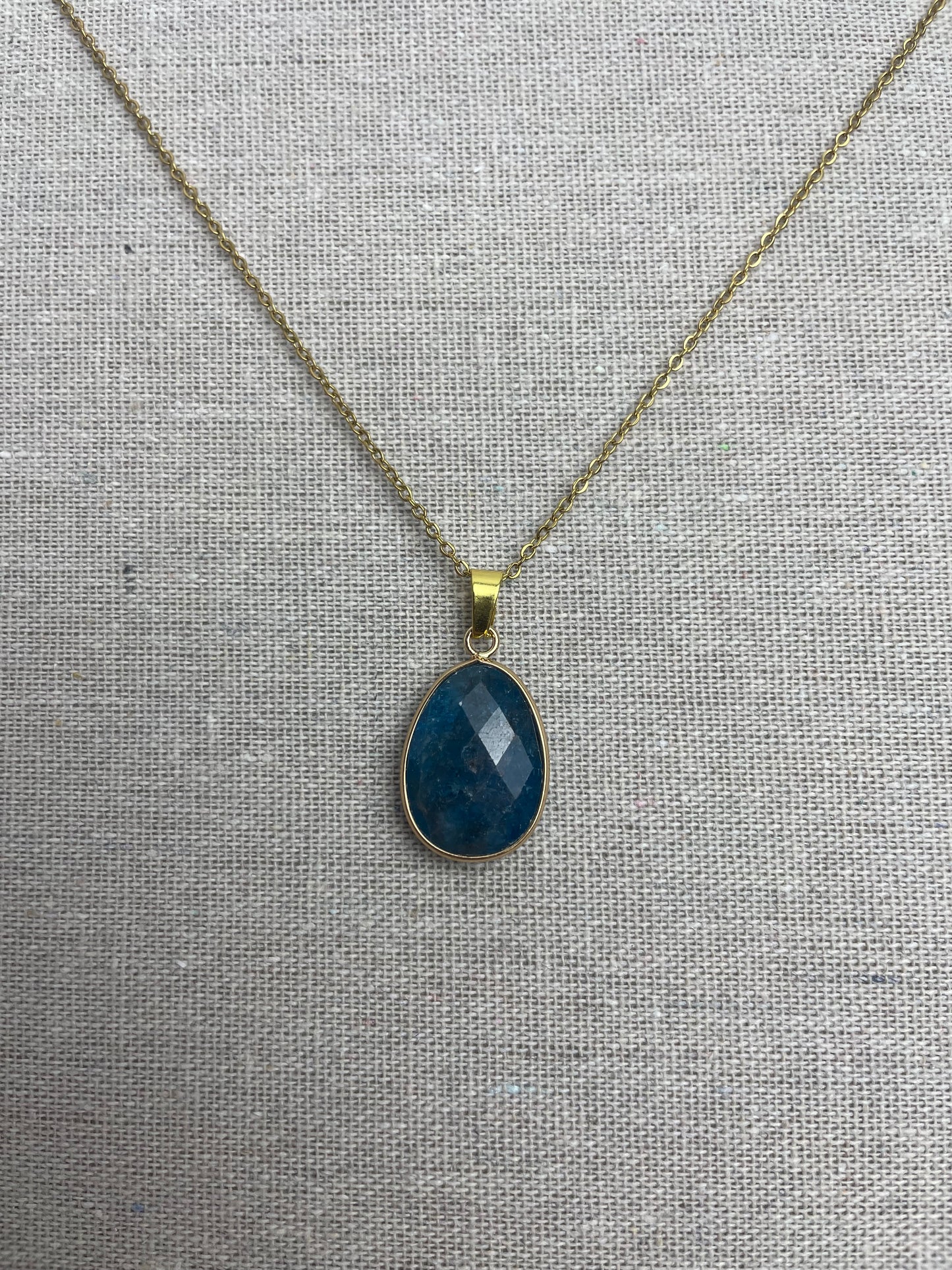 Collier pendentif Apatite Bleue